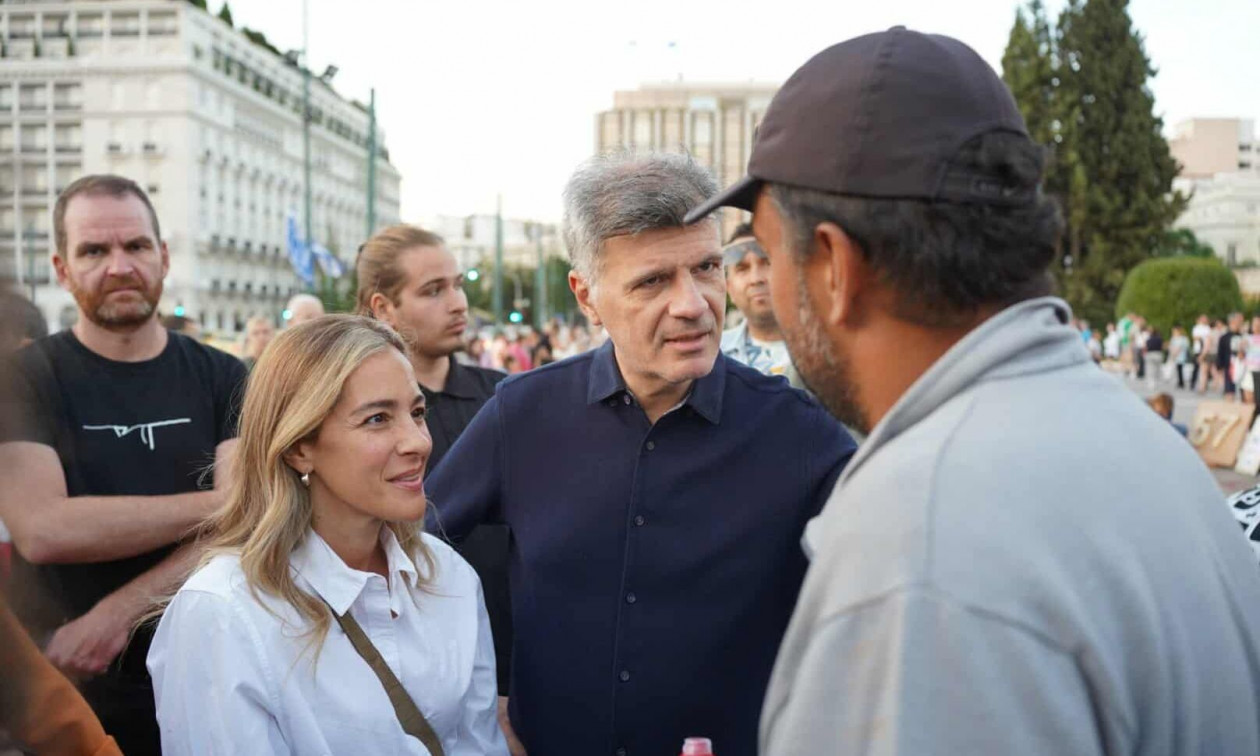 Φοίβος Δεληβοριάς και Νατάσα Μποφίλιου στο πλευρό του Πάνου Ρούτσι στο Σύνταγμα – Δείτε εικόνες