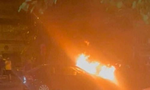 Σοκαριστικό τροχαίο στη Θεσσαλονίκη: Αυτοκίνητο έπεσε σε κατάστημα και τυλίχθηκε στις φλόγες