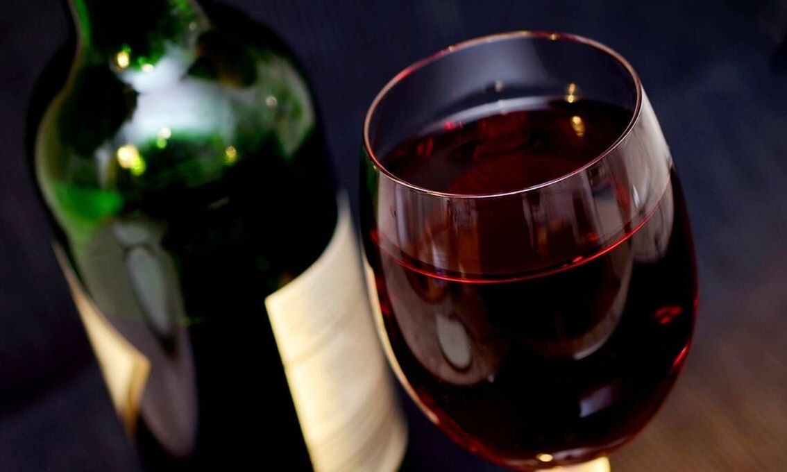 Ρωσία: 25 άνθρωποι κατέληξαν από νοθευμένο αλκοόλ – Τρεις συλλήψεις