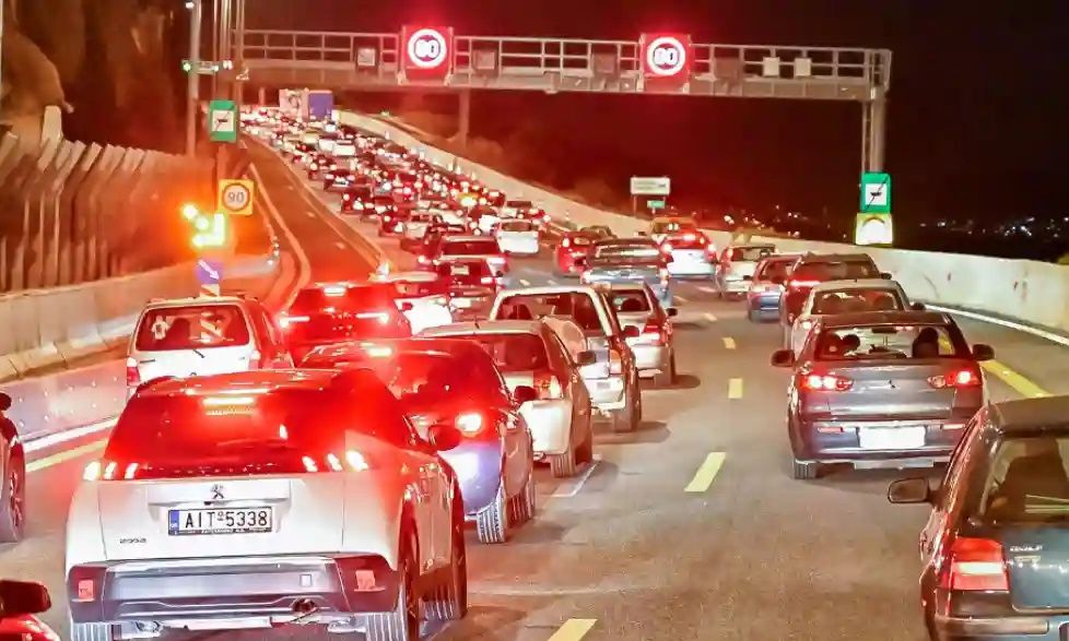 Τροχαίο ατύχημα στην Ελευσίνα – Σημειωτόν τα ΙΧ στην εθνική οδό Αθηνών-Κορίνθου