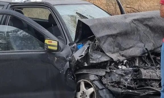 Θεσσαλονίκη: Μετωπική σύγκρουση αυτοκινήτων στον Λαγκαδά – Τέσσερις τραυματίες – Εικόνες