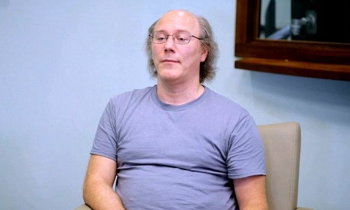 Ομολογία-σοκ σε τηλεοπτική συνέντευξη: Αποκάλυψε πως σκότωσε και έθαψε τους γονείς του στην αυλή