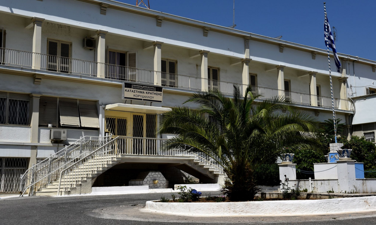 «Ναρκω-βροχή» πάνω από τις φυλακές Κορυδαλλού: Εκτοξεύθηκαν πακέτα με κοκαΐνη από τον δρόμο