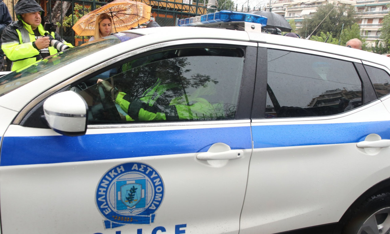 Βασίλης Μπισμπίκης: Με χειροπέδες στην Ευελπίδων