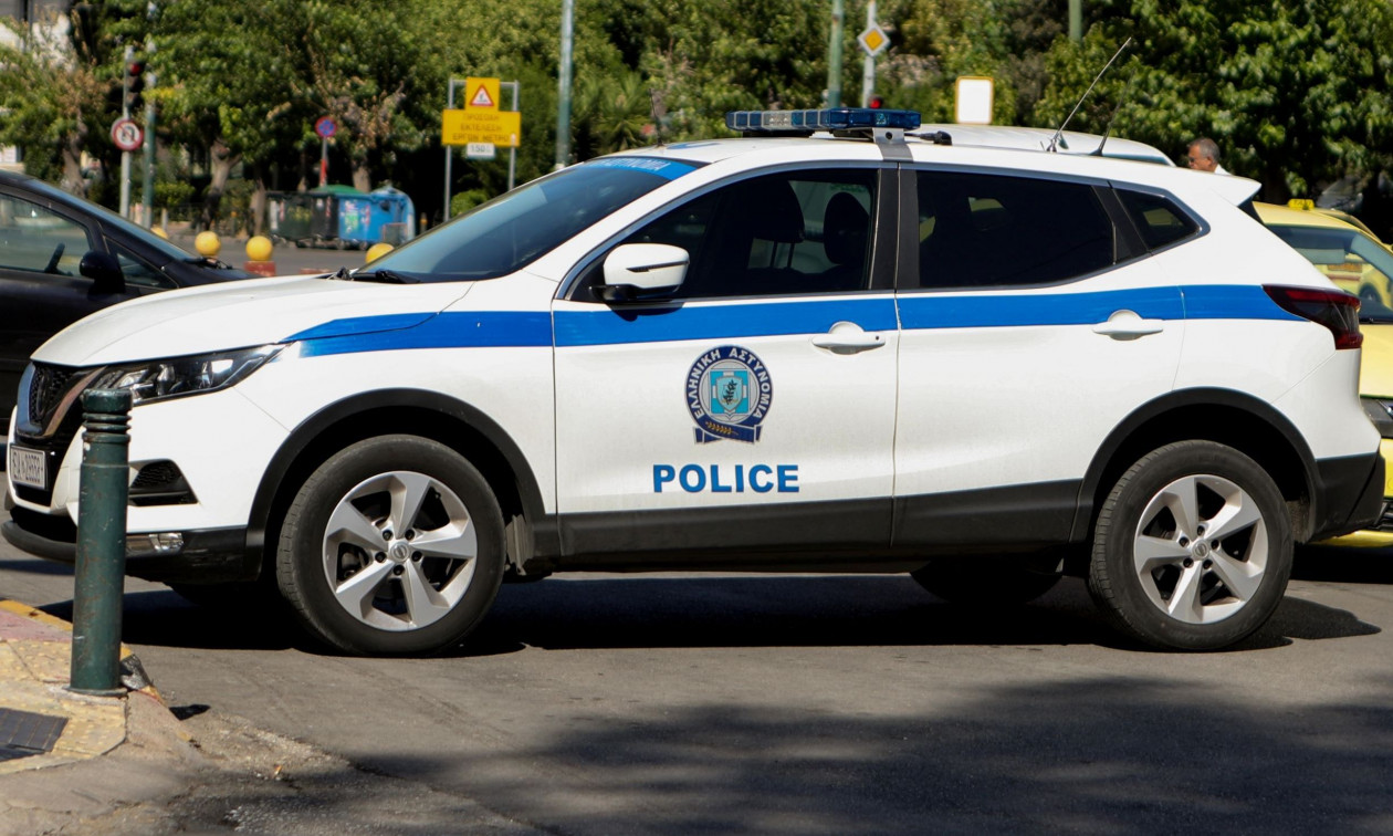 Με αεροβόλο και πιστόλι-ρέπλικα συνελήφθησαν δύο άνδρες σε Πέραμα και Γλυφάδα