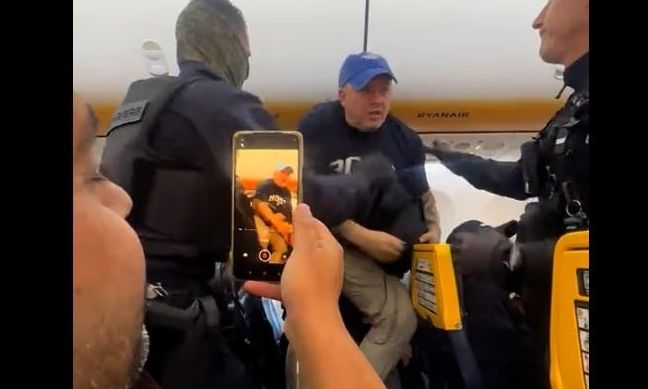 Πτήση της Ryanair έκανε έκτακτη προσγείωση στη Γαλλία λόγω επεισοδίων από επιβάτες