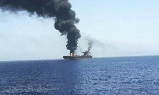 Συναγερμός στα ανοιχτά της Υεμένης: Εμπορικό πλοίο στις φλόγες από πυραυλική επίθεση