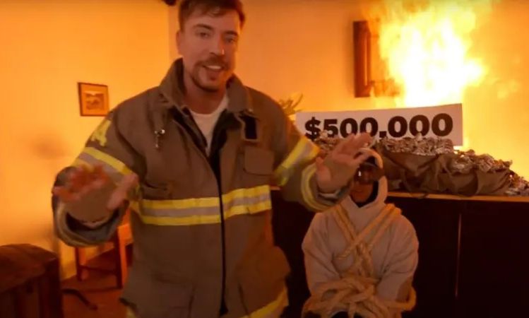 Σάλος με βίντεο του MrBeast: Έβαλε κασκαντέρ να δραπετεύσει από φλεγόμενο σπίτι για 500.000 δολάρια