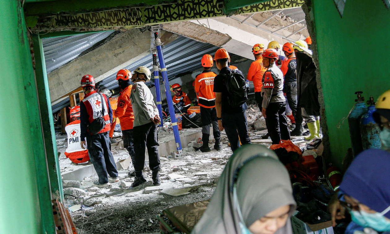 Τραγωδία στην Ινδονησία: Τρεις νεκροί μαθητές από κατάρρευση σχολείου – Δεκάδες οι εγκλωβισμένοι