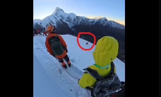 Σκηνή τρόμου: Ορειβάτης γλιστράει στον θάνατο σε χαράδρα 5.500μ. για να τραβήξει φωτογραφίες