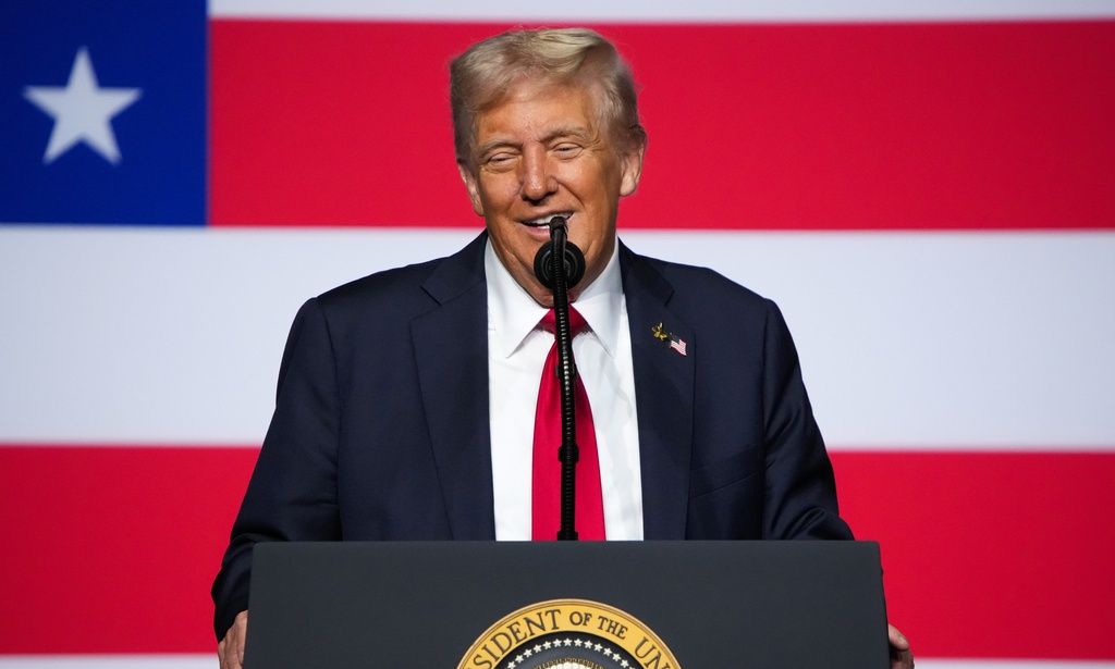 Τραμπ: «Ηλίθιος» ο Μεντβέντεφ της Ρωσίας – Το Αφγανιστάν έστρωσε τον δρόμο για την Ουκρανία