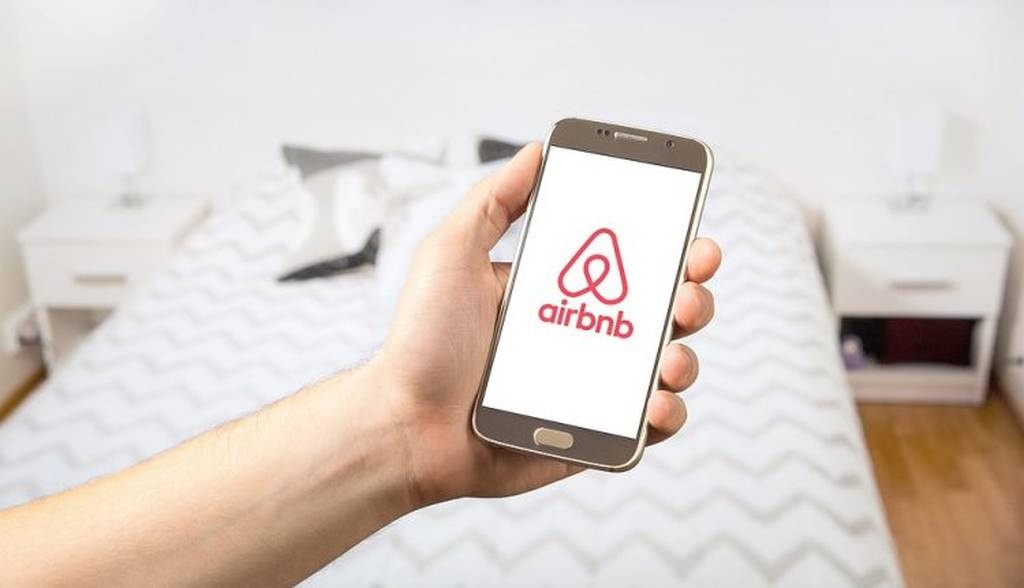Airbnb: «Τα νέα μέτρα δεν ρίχνουν τα ενοίκια», λένε παράγοντες του κλάδου στο Newsbomb