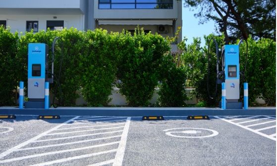 Ο πρώτος ταχυφορτιστής 480kW στην Ελλάδα συστήνει την επόμενη μέρα στην ταχυφόρτιση