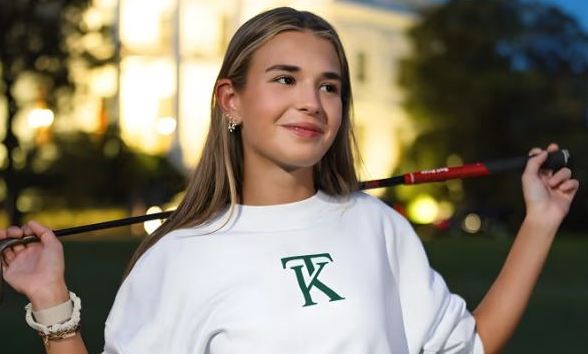 Κάι Τραμπ: Η εγγονή του Αμερικανού προέδρου πουλάει φούτερ… στο γρασίδι του Λευκού Οίκου