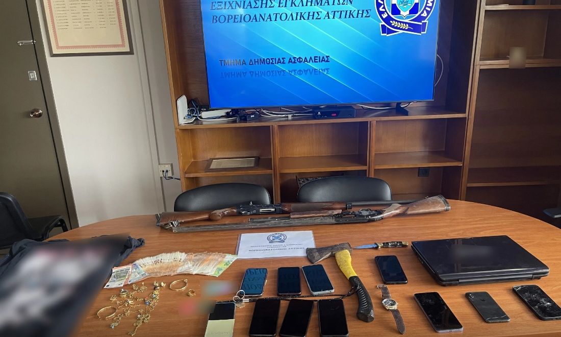 Η στιγμή που αστυνομικοί εισβάλουν σε σπίτι εγκληματικής οργάνωσης που εξαπατούσε ηλικιωμένους