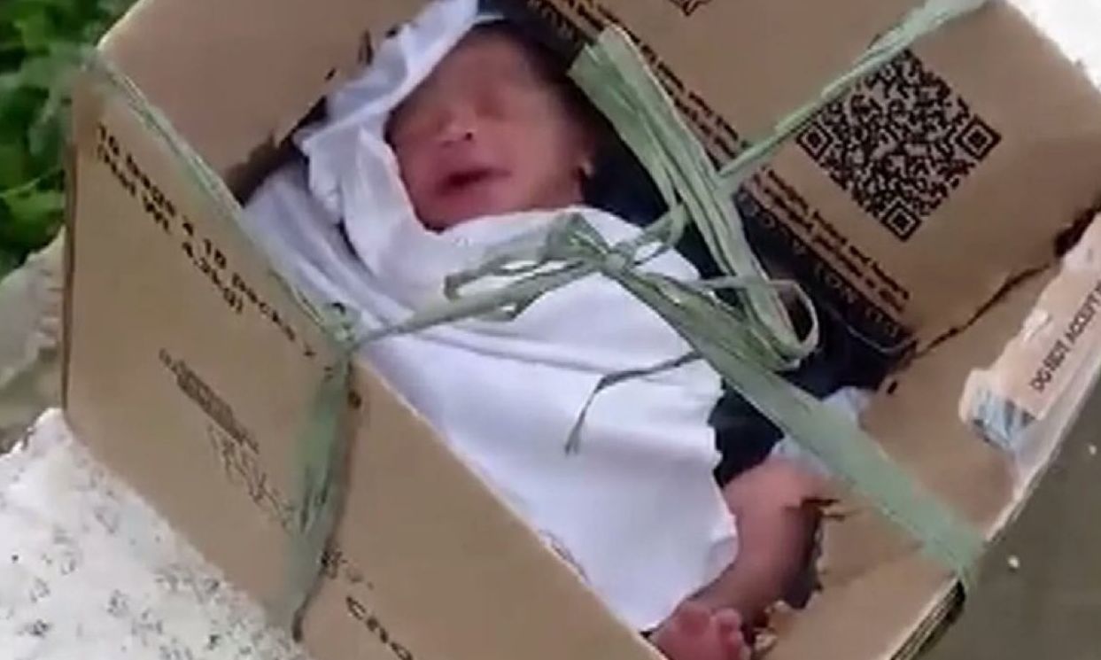 Φιλιππίνες: Παράτησαν νεογέννητο μέσα σε χαρτόκουτο στην άκρη του δρόμου
