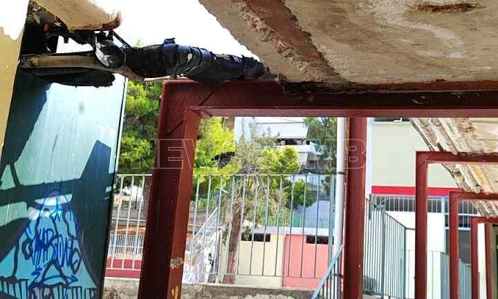 Άγιος Δημήτριος: Δημοτικό σχολείο μοιάζει εγκαταλελειμμένο – Φθορές, ρωγμές και σκουριασμένα σίδερα