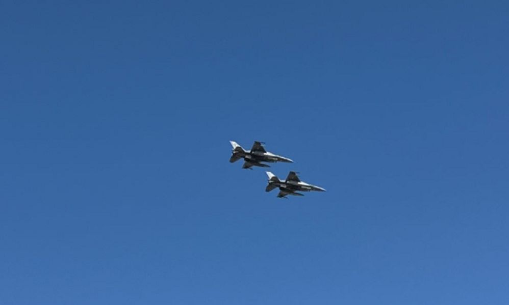 Ελληνικά F- 16 Viper διασχίζουν τον ουρανό της Κύπρου – Πέταξαν πάνω από την παρέλαση – Βίντεο