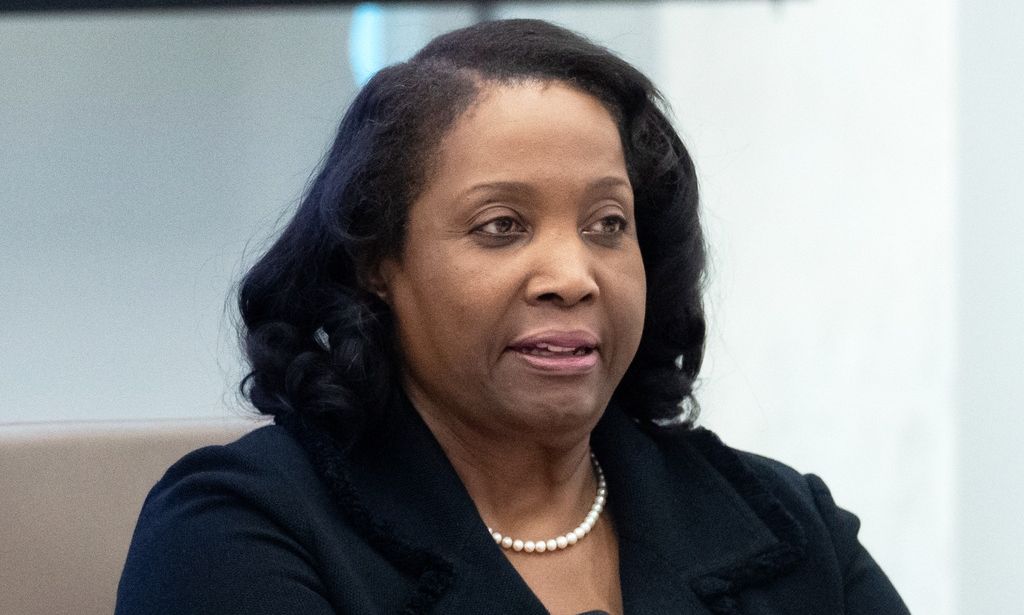 Fed: Παραμένει στο διοικητικό συμβούλιο η απολυμένη από τον Ντόναλντ Τραμπ Λίζα Κουκ