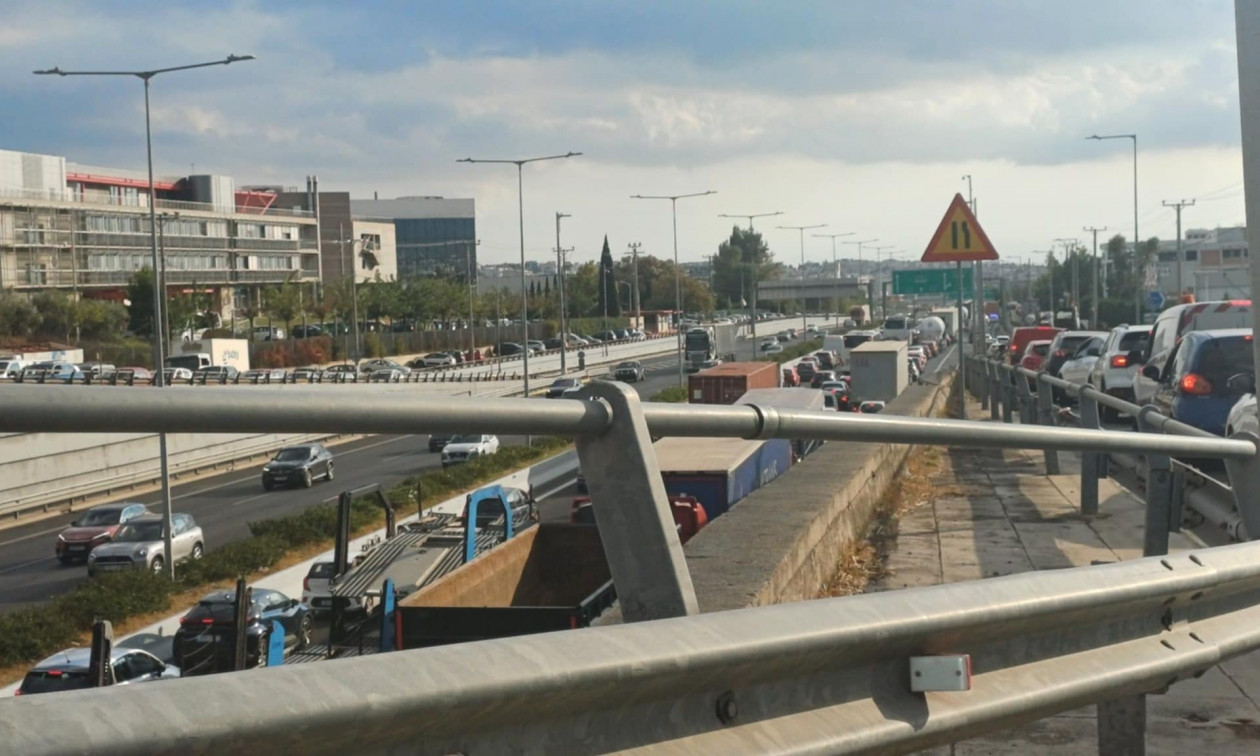 Κίνηση: Προβλήματα στη λεωφόρο Ποσειδώνος λόγω πτώσης λαδιών στο οδόστρωμα