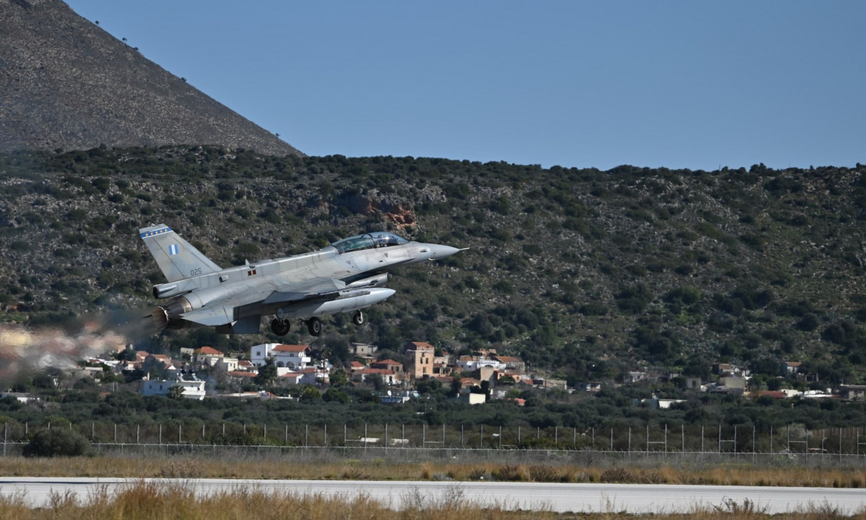 Εντυπωσιακή πτήση μαχητικού αεροσκάφους F-16 Viper πάνω από Καστελόριζο