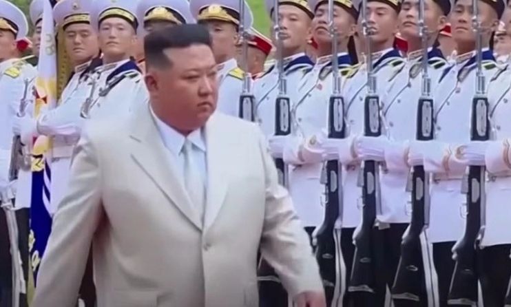 Κιμ Γιονγκ Ουν: Απαγορεύει τις πλαστικές στήθους – «Επιθεωρητές σιλικόνης» στην Πιονγιάνγκ