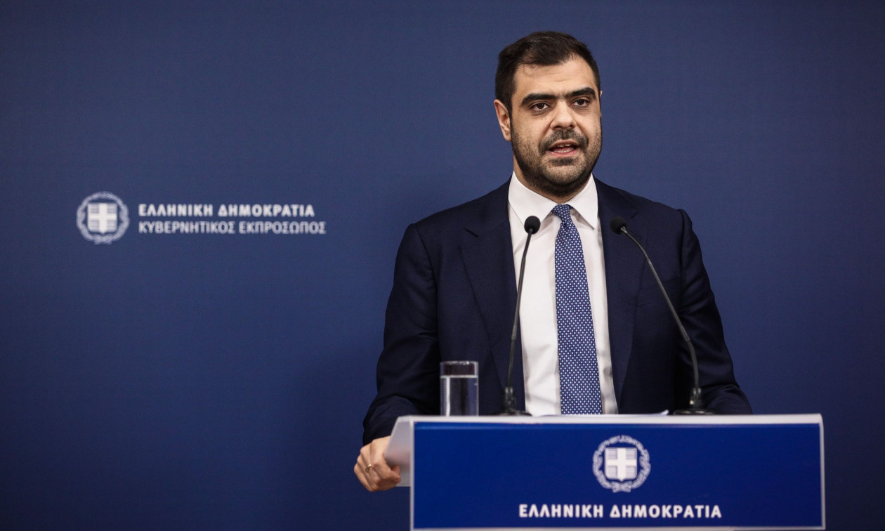 LIVE η ενημέρωση των πολιτικών συντακτών από τον κυβερνητικό εκπρόσωπο, Παύλο Μαρινάκη