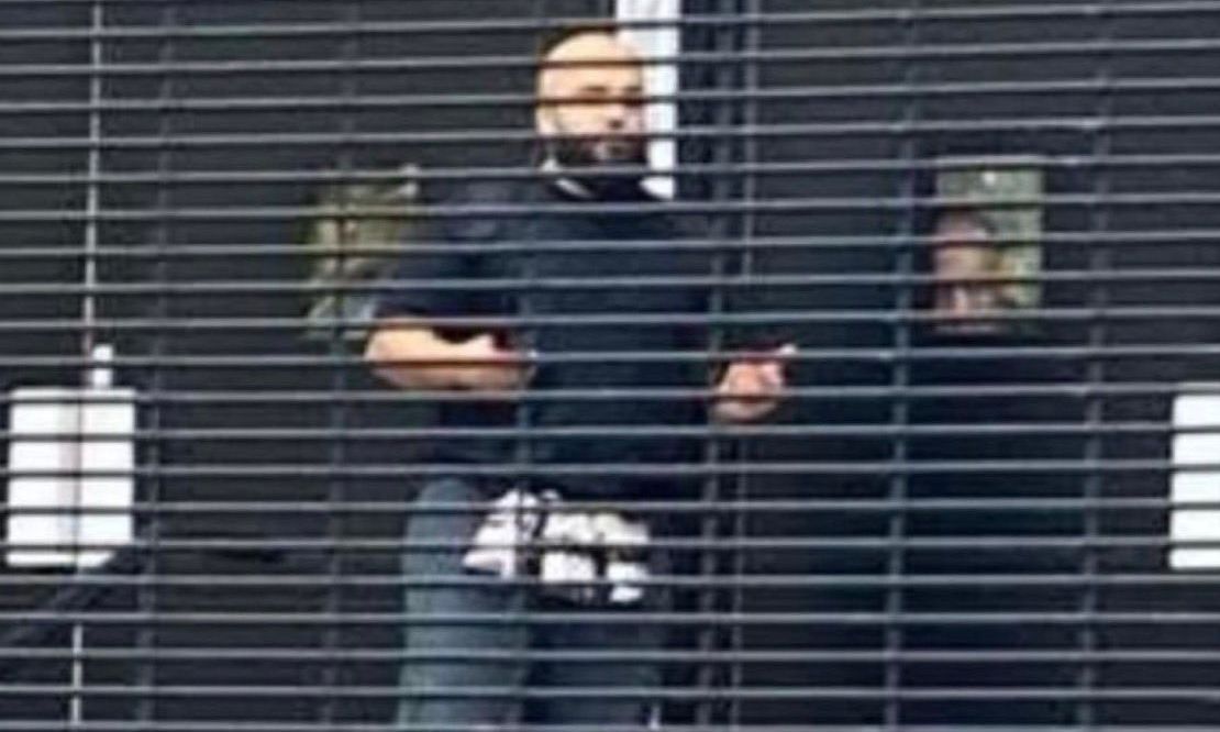 Μάντσεστερ: «Γύρνα πίσω… έχει βόμβα, φύγε» – Βίντεο δείχνει ένοπλους αστυνομικούς έξω από συναγωγή