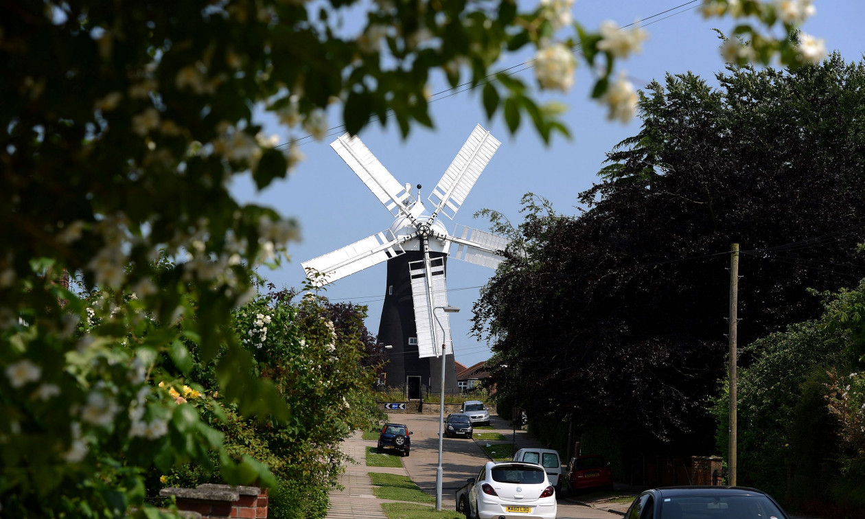 Η ιστορία αντιστέκεται στον χρόνο: Ο παλαιότερος ανεμόμυλος της Βρετανίας αλέθει σιτάρι 250 χρόνια