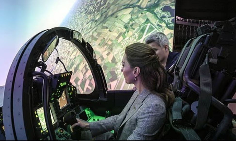 Η Κέιτ Μίντλετον… στην αεροπορία: Έκλεψε την παράσταση με γόβες στιλέτο σε μαχητικό της RAF