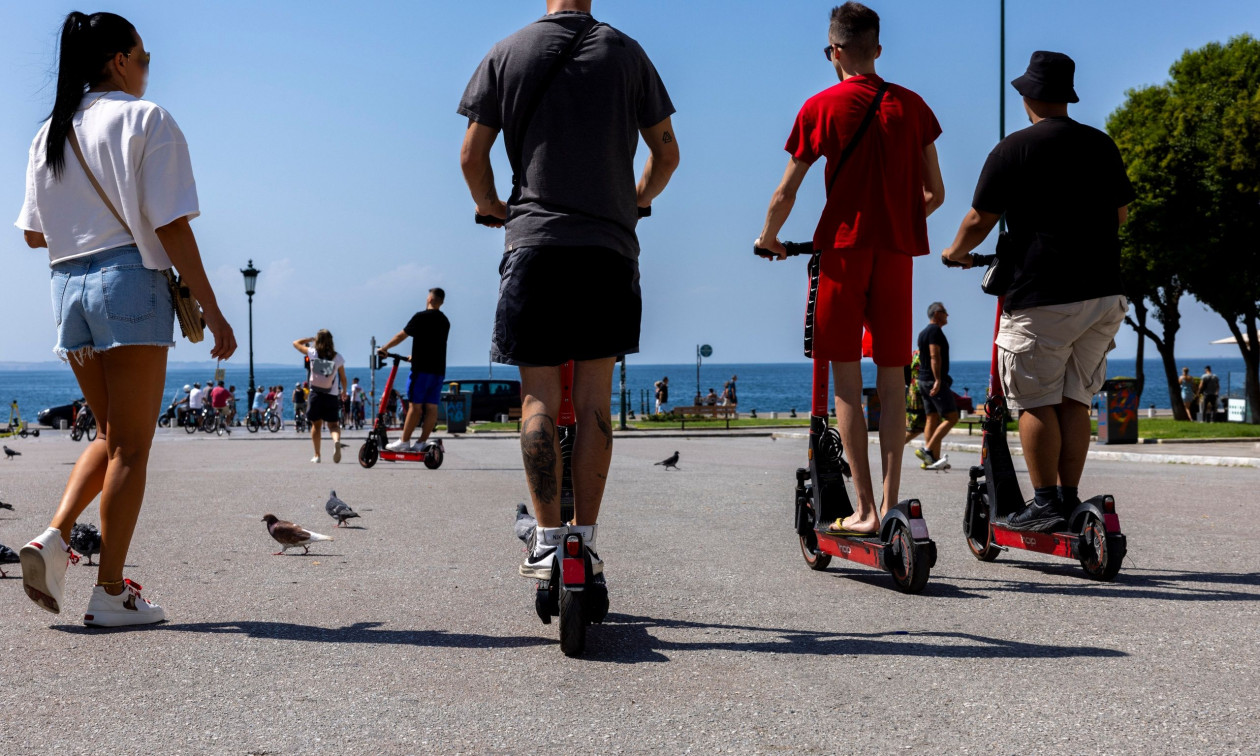 Πατίνια και τροχαία: Πού επιτρέπεται τελικά να κινούνται; – Ειδικός απαντά στο Newsbomb