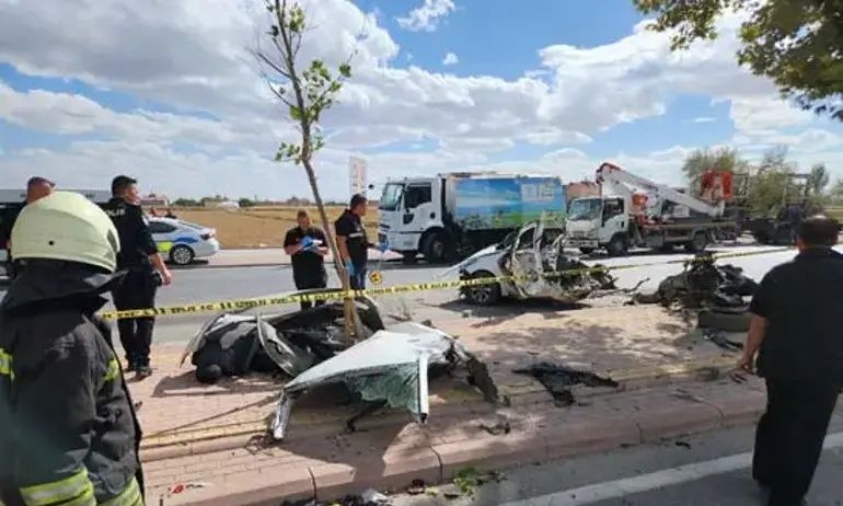 Σοκαριστικό τροχαίο στην Τουρκία: Αυτοκίνητο κόπηκε στη μέση από τη φονική σύγκρουση – Βίντεο