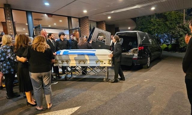 Μαριά Νιώτη: Ανείπωτος θρήνος στην κηδεία – Με την γαλανόλευκη τυλιγμένο το φέρετρο της 17χρονης