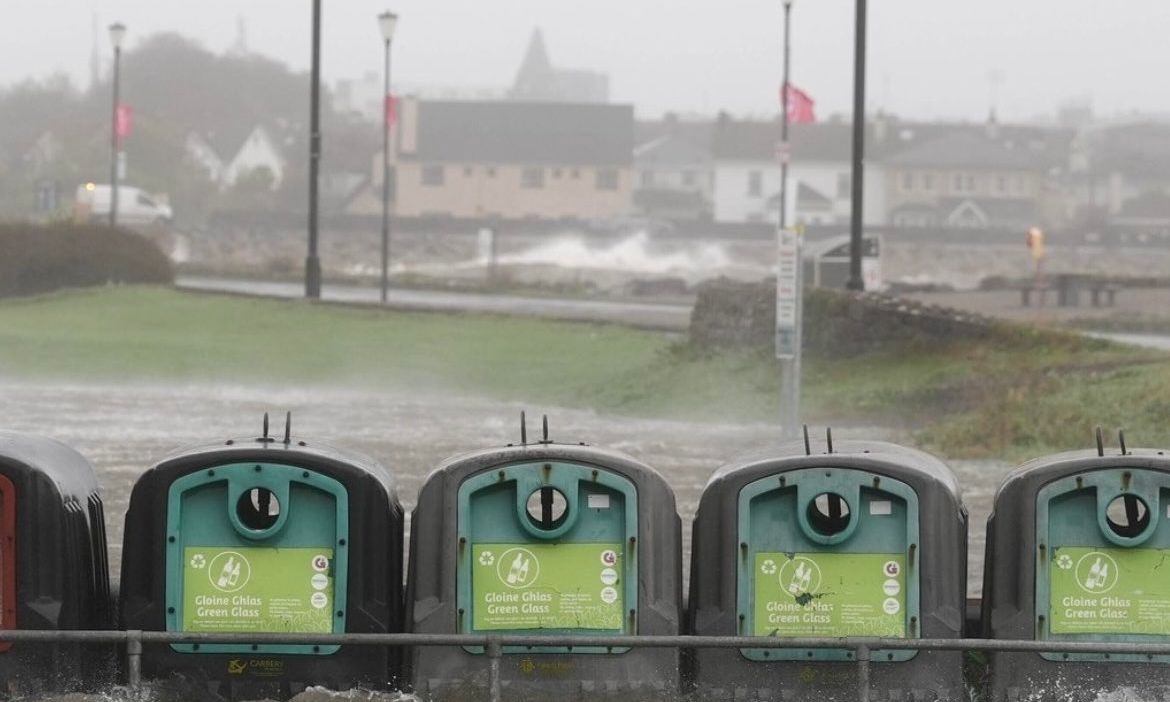 Ιρλανδία: Σαρώνει τα πάντα η καταιγίδα Amy – Έριξε δέντρα, αναποδογύρισε αυτοκίνητα, διέλυσε στέγες