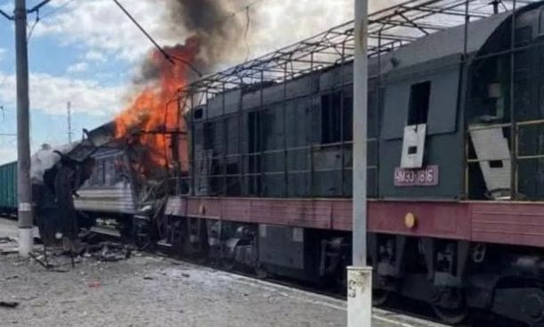 Ουκρανία: Ρωσικό drone χτύπησε ουκρανικό επιβατικό τρένο -Βίντεο με βαγγόνι να φλέγεται