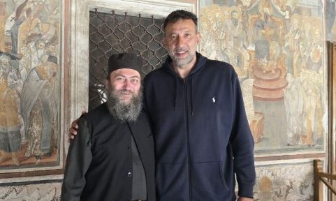 O θρύλος του σερβικού μπάσκετ Βλάντε Ντίβατς στο Άγιο Όρος