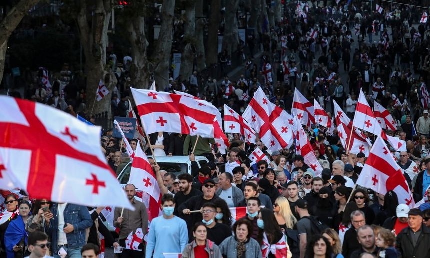 Χάος στη Γεωργία: Διαδηλωτές εισέβαλαν στο Κοινοβούλιο – Βίντεο