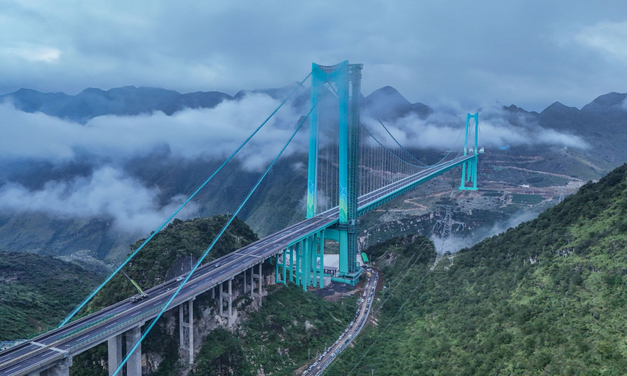 Κίνα: Κόβει την ανάσα η υψηλότερη γέφυρα του κόσμου – Εγκαίνια σε ύψος 625 μέτρων