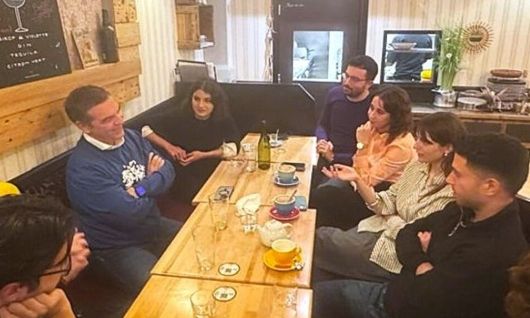 Τσίπρας: Η μπύρα του με φοιτητές του πανεπιστημίου της Σορβόνης και το «À bientôt, les enfants !»