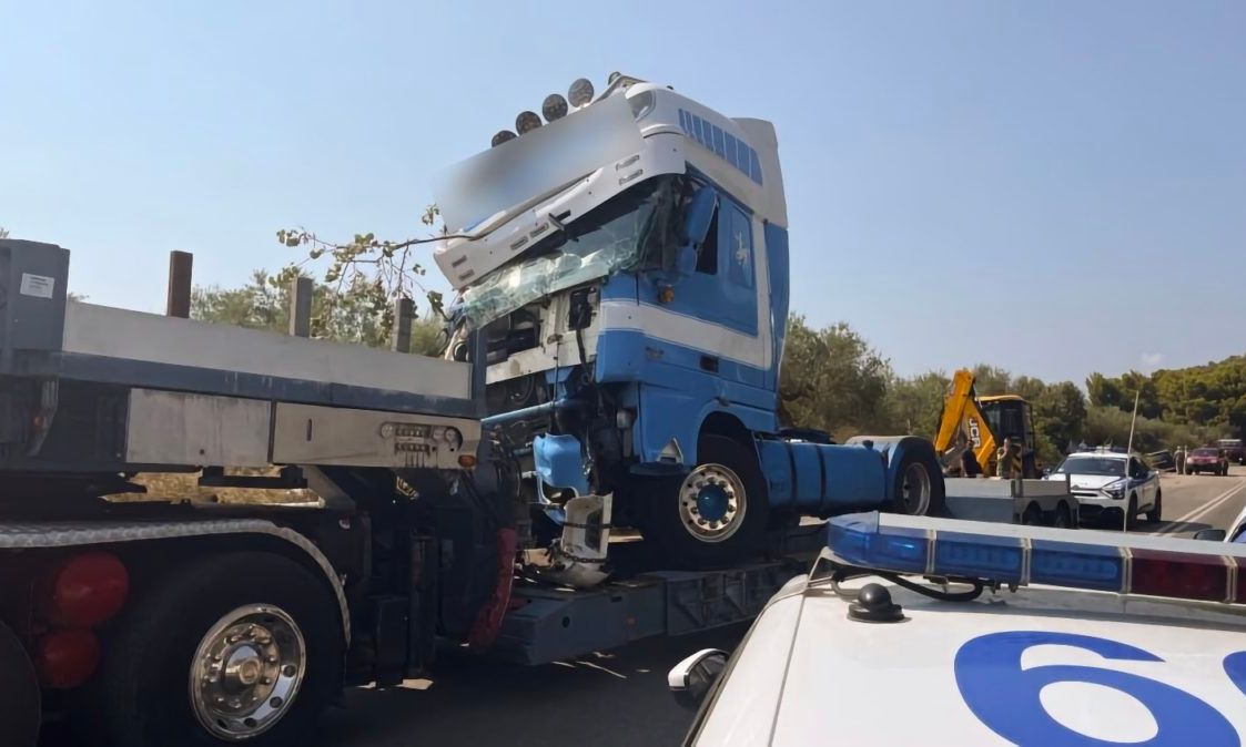 Λάρισα: Ένας νεκρός κι ένας τραυματίας σε τροχαίο με νταλίκα κοντά στις σήραγγες των Τεμπών