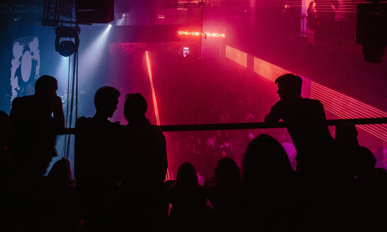 Χειροπέδες σε άνδρα σε νυχτερινό κέντρο διασκέδασης – Είχε πάνω του όπλο και ναρκωτικά