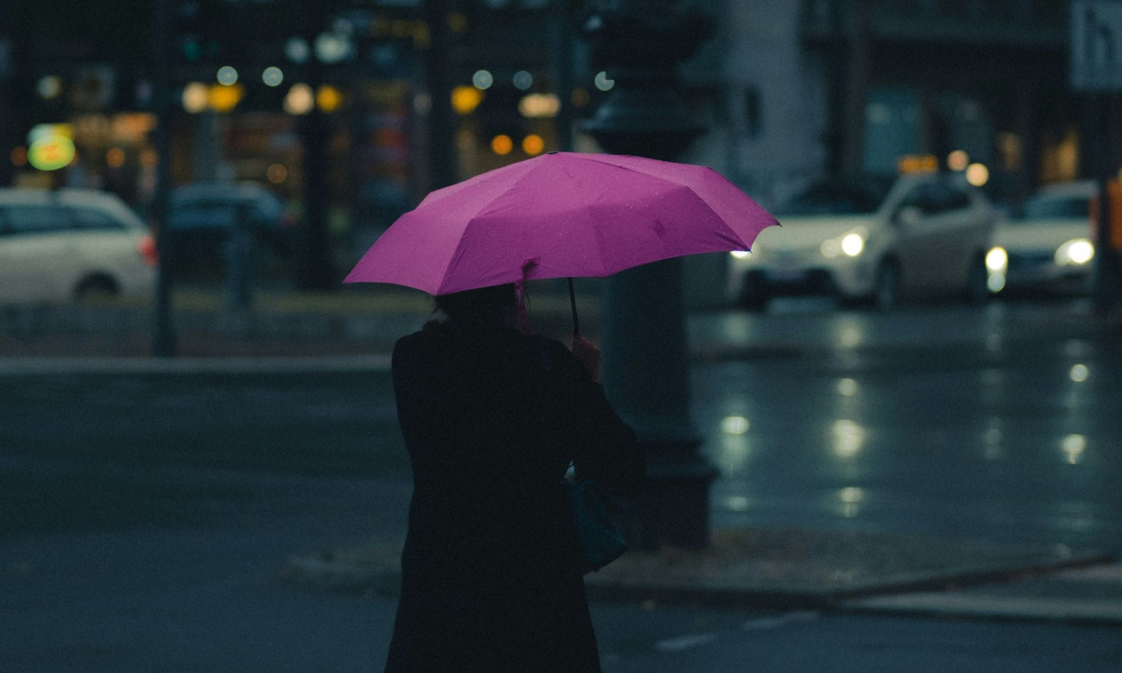 Άνοιξαν οι ουρανοί στην Αττική – Ισχυρή καταιγίδα στα βόρεια προάστια