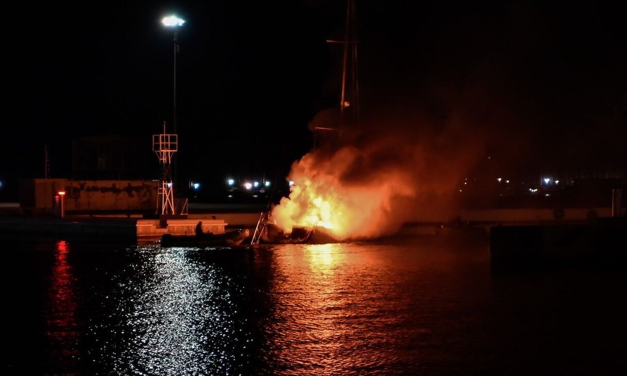 Αλόννησος: Στις φλόγες ιστιοφόρο – Ώρες αγωνίας για τέσσερις επιβαίνοντες