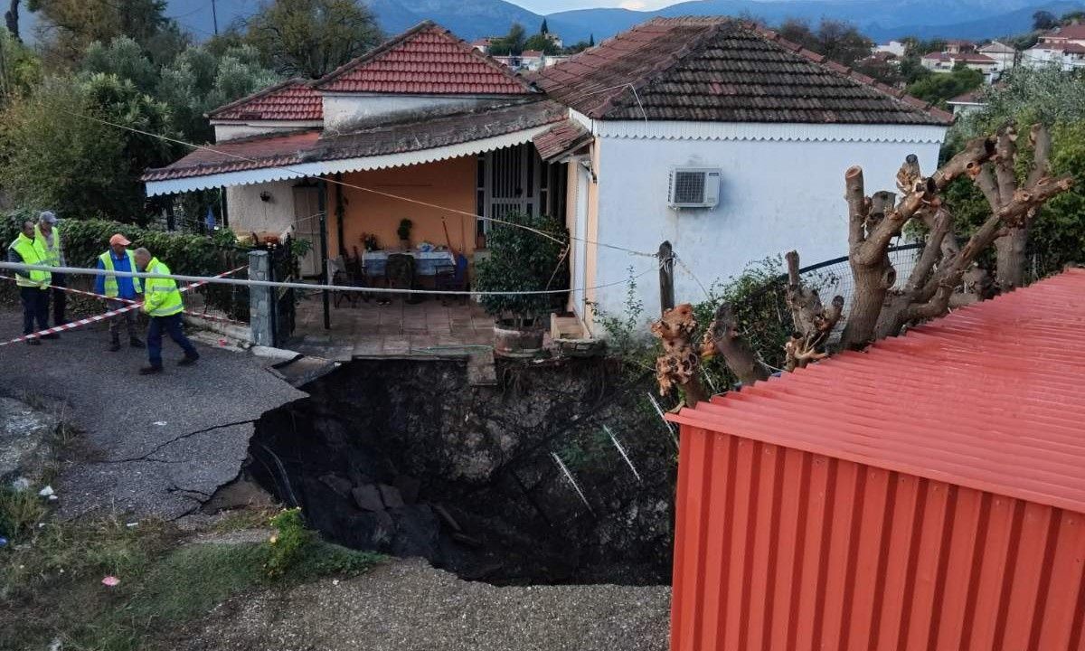 Αιτωλοακαρνανία: Απίστευτες εικόνες στις Φυτείες –  Άνοιξε κρατήρας ανάμεσα σε σπίτια