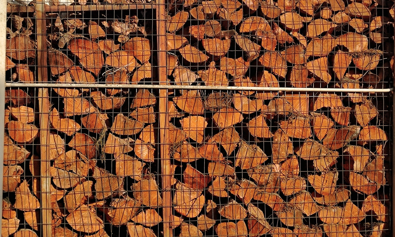 Καυσόξυλα: 800 ευρώ χρειάζεται μια οικογένεια για να ζεσταθεί