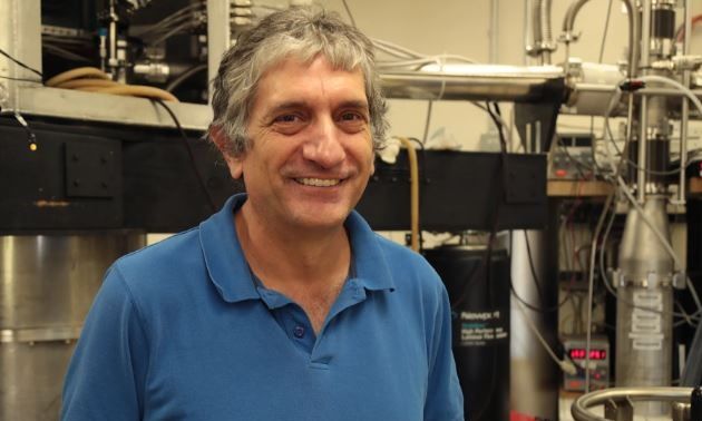 John Martinis: Ποιος είναι ο Ελληνοαμερικανός που κέρδισε το Νόμπελ Φυσικής