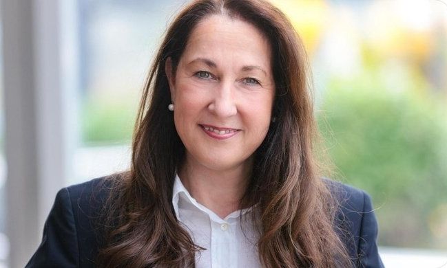 Γερμανία: Δήμαρχος μαχαιρώθηκε έξω από το σπίτι της – Σε κίνδυνο για τη ζωή της