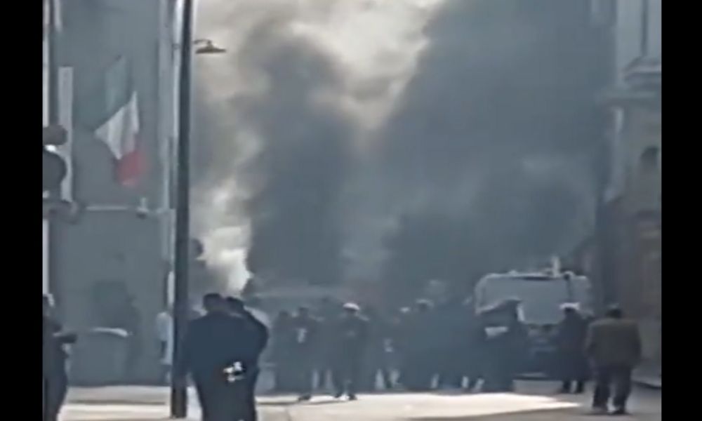 Γαλλία: Φωτιά σε φορτηγό κοντά στην πρωθυπουργική κατοικία – Ακούστηκαν εκρήξεις – Βίντεο