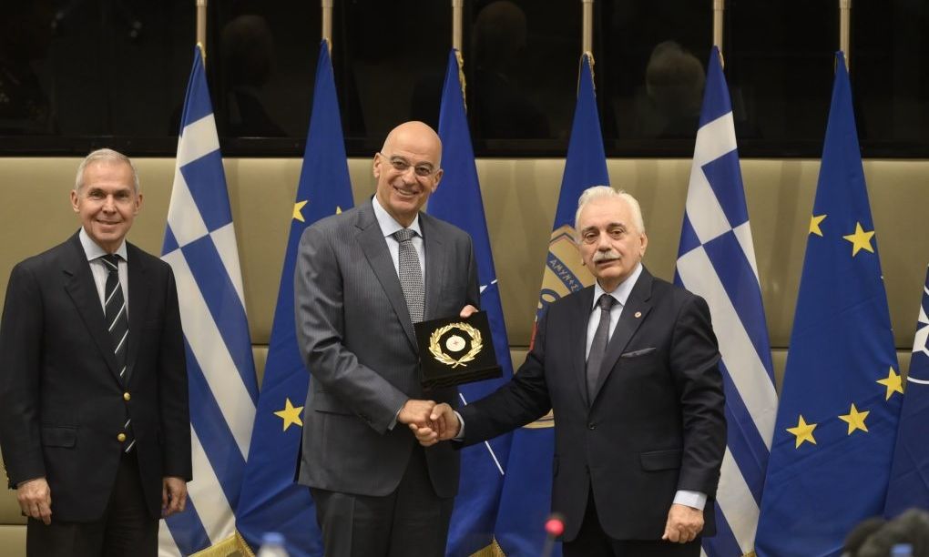 Μνημόνιο συνεργασίας μεταξύ Ενόπλων Δυνάμεων και Ερυθρού Σταυρού υπέγραψε ο Νίκος Δένδιας