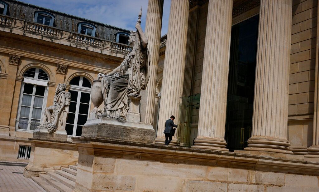 Γαλλία: Κίνδυνος να «μπλοκάρει» ο προϋπολογισμός του 2026 λόγω πολιτικής κρίσης